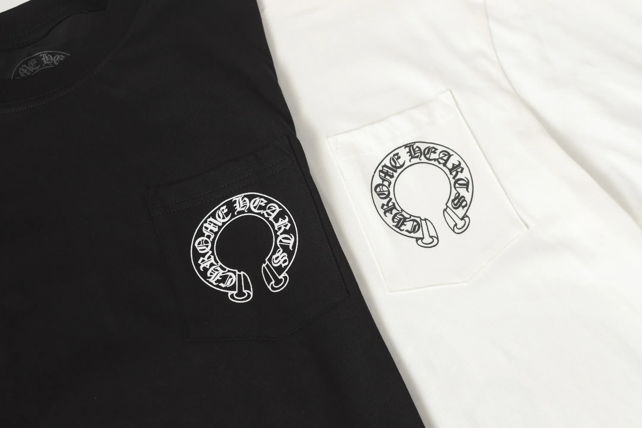 P150 cross-border model, please do not place an order if you pursue perfection -Chrome Hearts/Chrome Hearts 23ss scroll horseshoe Sanskrit printed popular long-sleeved T-shirt -High weight, high density and high quality, soft, delicate and skin-friendly wool, soft and silky to the touch, excellent warmth and skin-friendly properties -Customized weaving and dyeing, no color difference, no matter the fabric or workmanship details, beat the ordinary version on the market -Colour: black white -Size: S M L XL